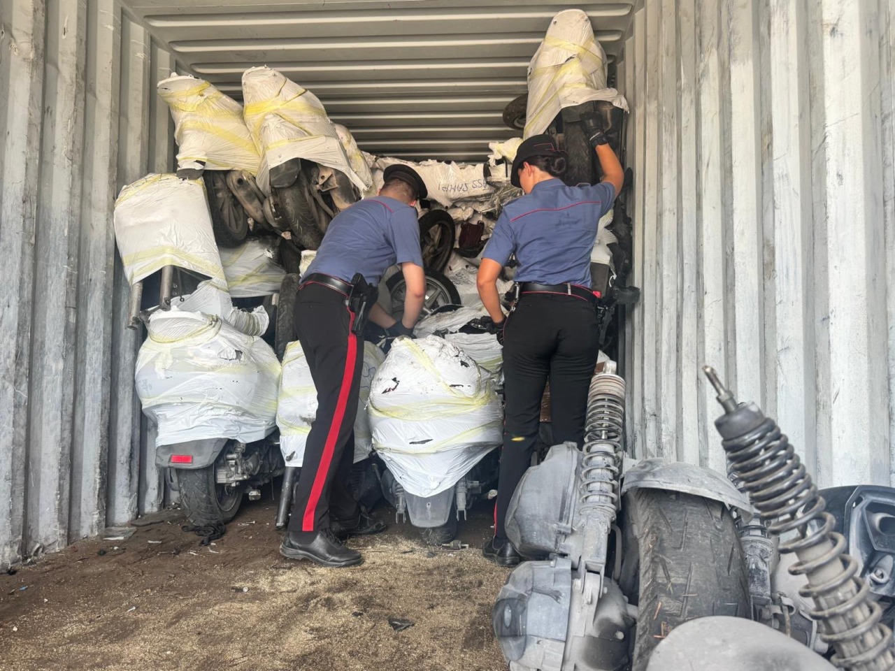 Scoperti 21 container con all’interno moto rubate, tre fermi e due denunce