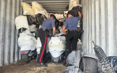 Scoperto deposito di moto rubate nascosto in 21 container