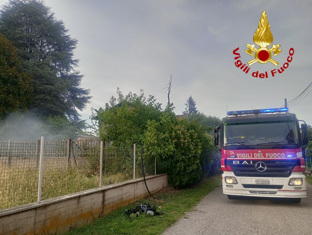 Scoppia un incendio in giardino, paura a Cislago