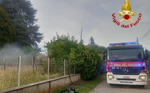 Scoppia un incendio in giardino, paura a Cislago