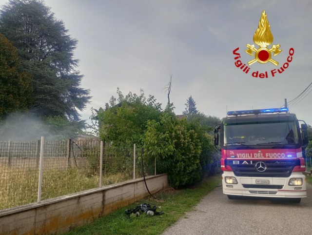 Scoppia un incendio in giardino, paura a Cislago