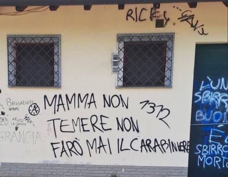 Scritte contro i Carabinieri sui muri di Lainate