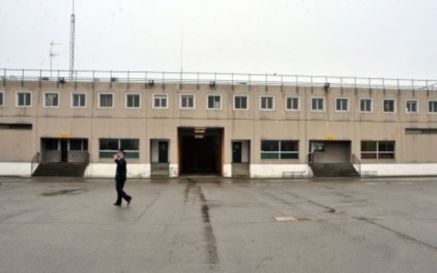 Segnalato un bivacco nelle cantine di un condominio, i Carabinieri intervengono e arrestano un ricercato che dovrà scontare 21 anni.