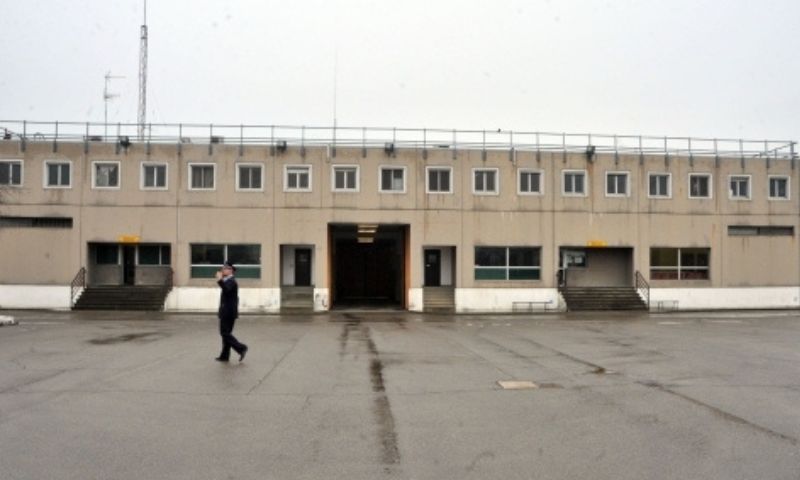Segnalato un bivacco nelle cantine di un condominio, i Carabinieri intervengono e arrestano un ricercato che dovrà scontare 21 anni.