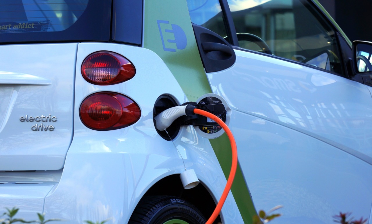 Sei colonnine per la ricarica delle auto elettriche