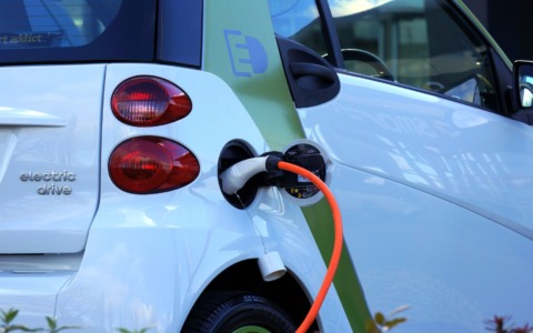 Sei colonnine per la ricarica delle auto elettriche