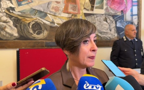 Petizione di Fratelli d’Italia sui bus gratuiti per richiedenti asilo, l’assessora Madri: ‘Falsità’