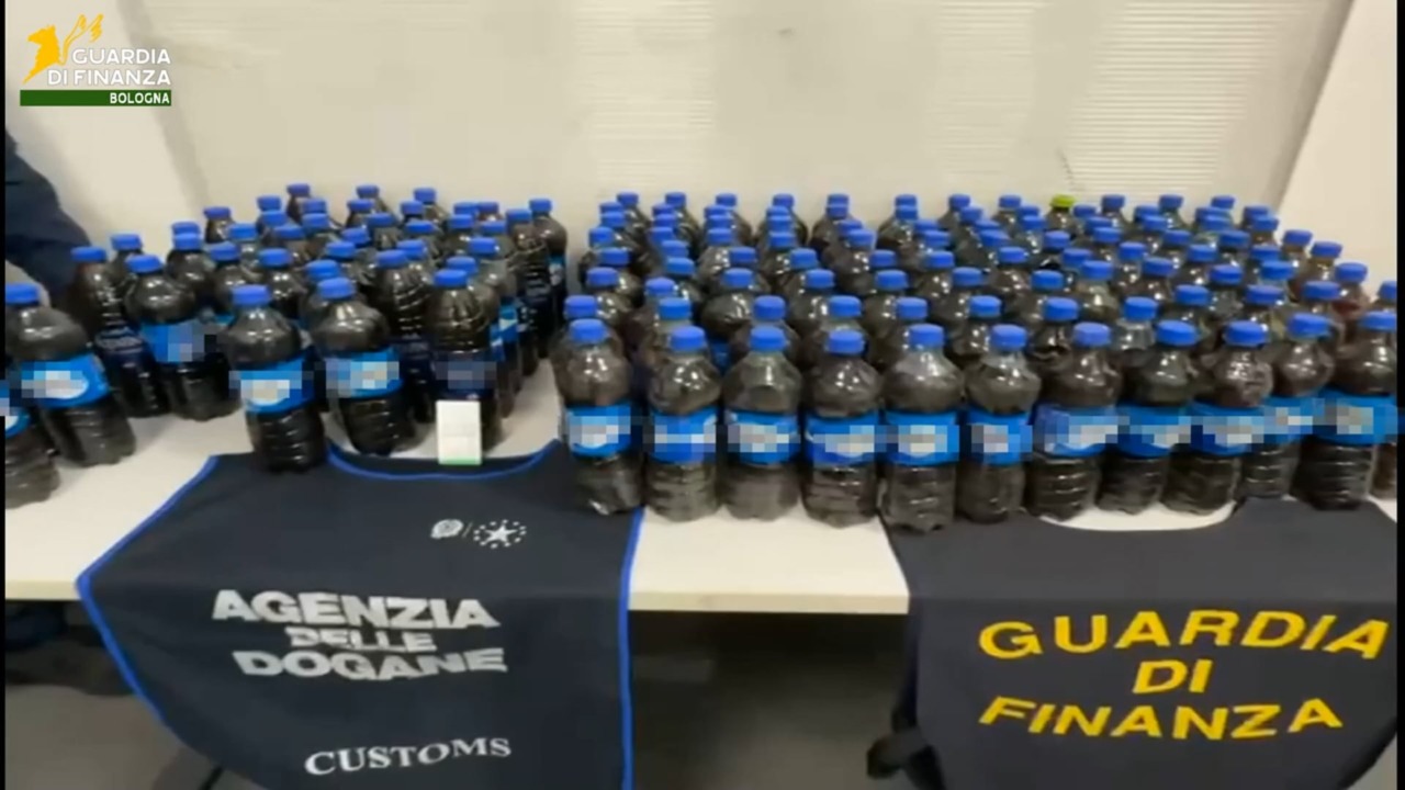 Operazione all’Aeroporto Marconi: sequestrati oltre 130 litri di droga liquida ‘Monkey Tail’