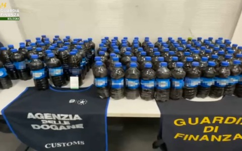 Operazione all’Aeroporto Marconi: sequestrati oltre 130 litri di droga liquida ‘Monkey Tail’