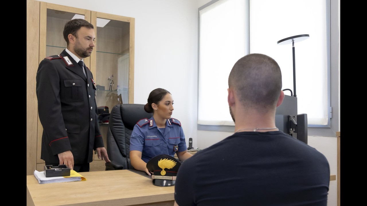 Sedicenne si spaccia per finto carabiniere e ruba 6mila euro di gioielli a un anziano: arrestato