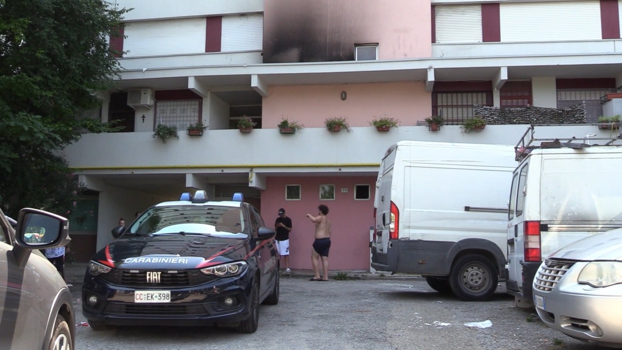 Incendio al Pilastro: rogo in un terrazzino, sul posto vigili del fuoco e carabinieri