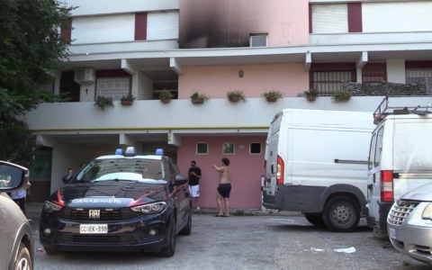 Incendio al Pilastro: rogo in un terrazzino, sul posto vigili del fuoco e carabinieri