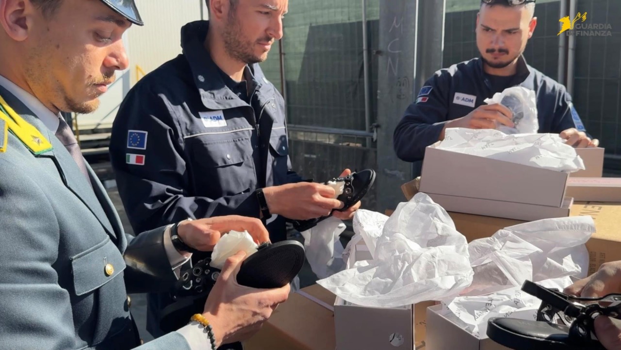Sequestrate oltre 5 mila paia di sandali realizzati con materiali pericolosi