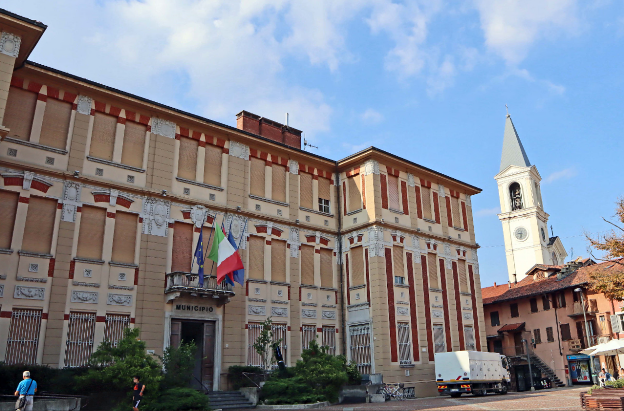 Settimo, abbattuti due platani in piazza Vittorio: il Comune replica alle critiche