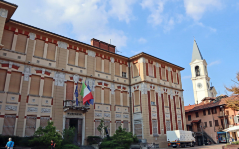 Settimo, abbattuti due platani in piazza Vittorio: il Comune replica alle critiche