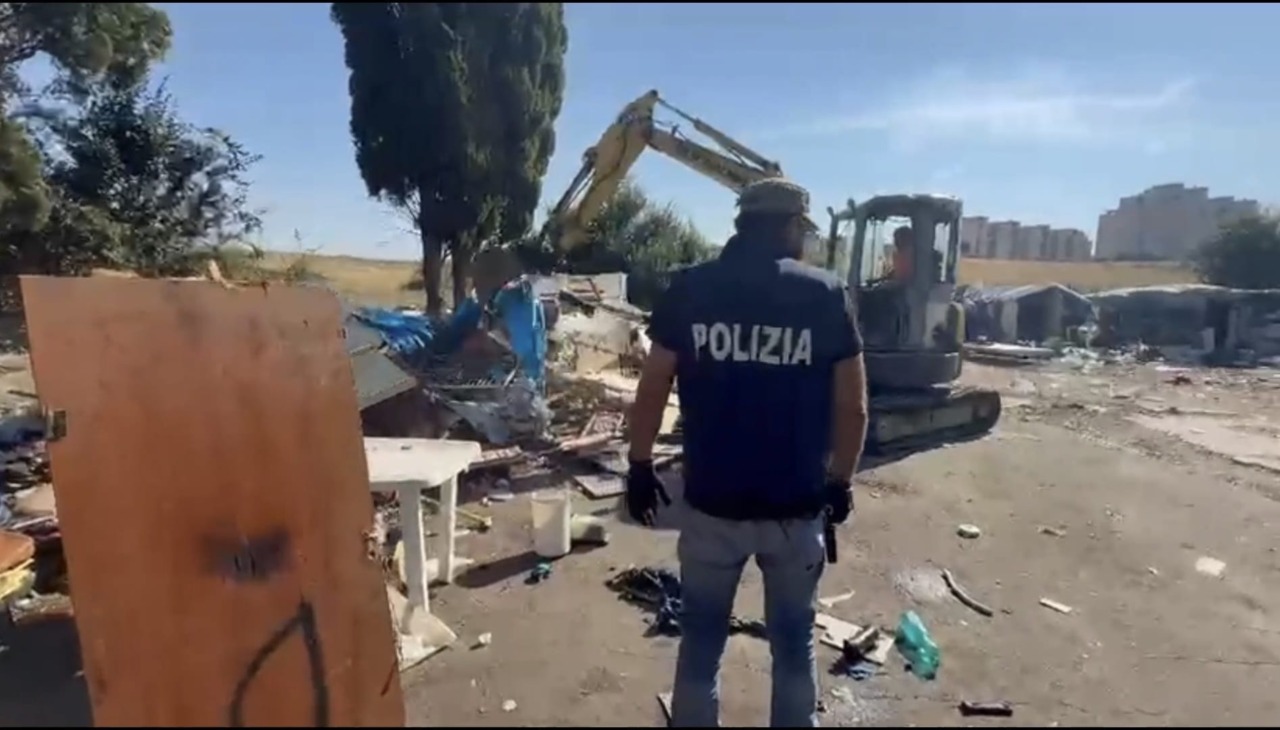 Sgomberato un insediamento abusivo, demolite 17 baracche