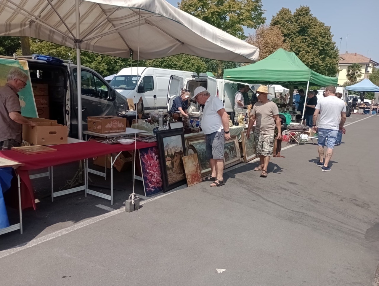 Si apre il mercato del vintage con migliaia di antichità e si litiga per i parcheggi