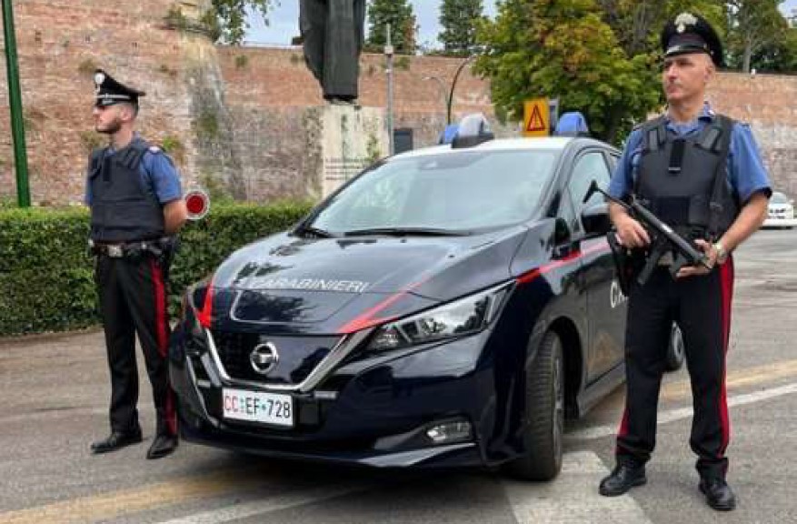 Si finge carabiniere e si fa consegnare gioielli e orologi per 30 mila euro: arrestato un trentenne