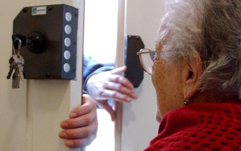 Si finge carabiniere per truffare due anziani, ma la coppia non ci casca: arrestato un 44enne