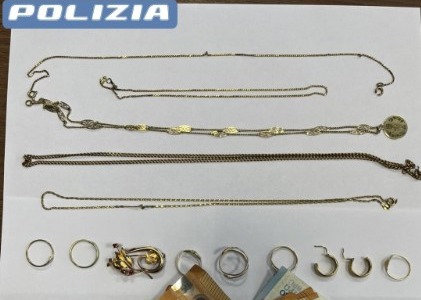 Si finge poliziotto e truffa un’anziana, arrestato