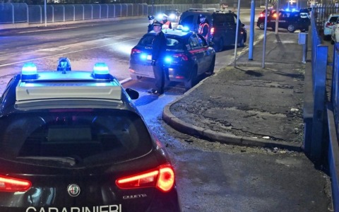 Si presenta in bicicletta nel luogo dove spacciava droga, ma trova i Carabinieri