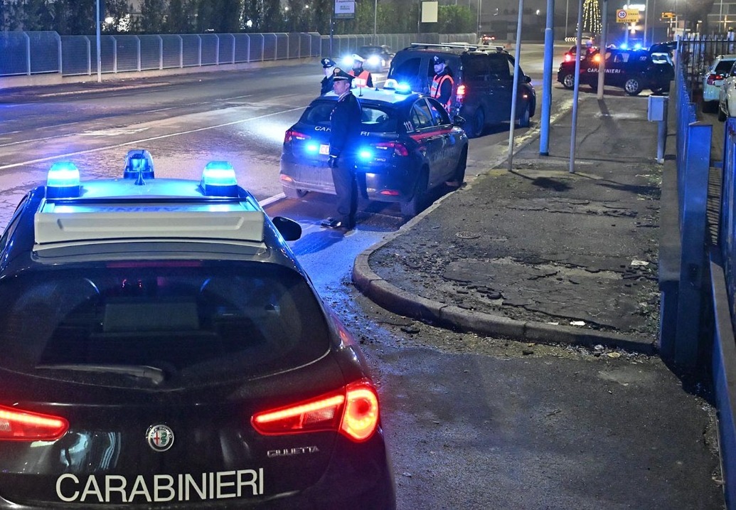 Si presenta in bicicletta nel luogo dove spacciava droga, ma trova i Carabinieri
