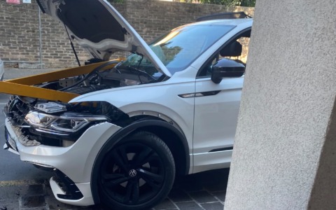 Si schianta con la sua auto sul marciapiede e poi scappa: conducente rintracciato e sanzionato
