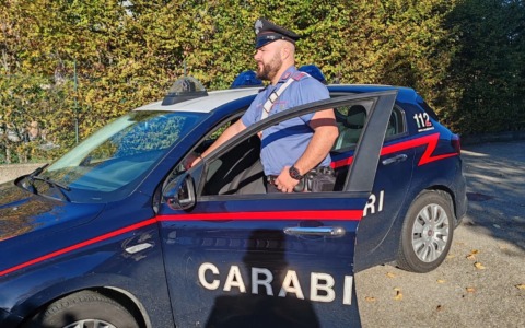 Si trasforma in finto bancario, poi in finto carabiniere ed infine della polizia postale per raggirare un pensionato