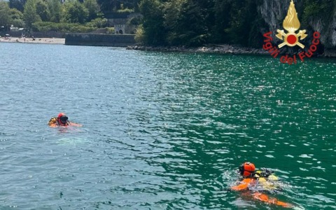 Si tuffa per salvare il figlio, ma il lago lo inghiotte
