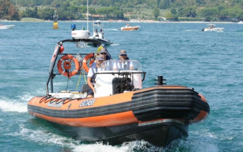 Si tuffa per soccorrere un bambino: lo salva poi si inabissa