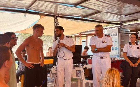 Sicurezza in mare e sostenibilità: la Capitaneria di Porto incontra i bambini della colonia di Sonnino