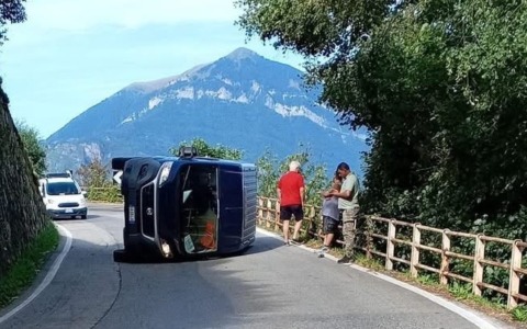 Sp 62, svincolo di Bellano: furgoncino si ribalta, traffico bloccato