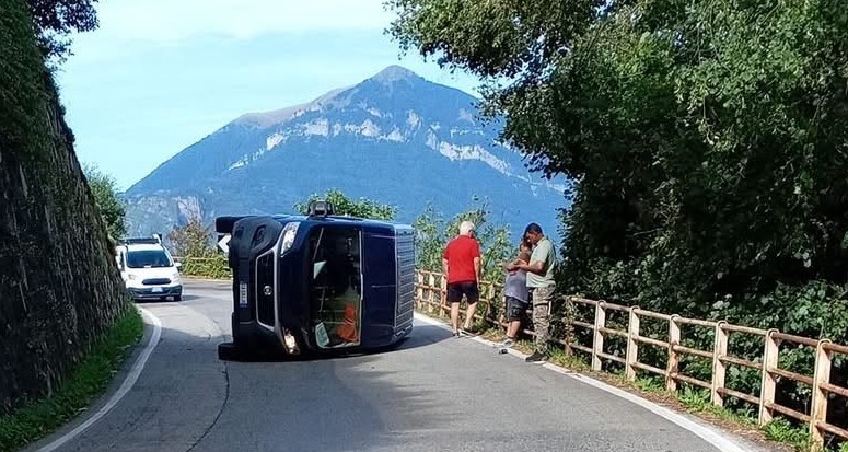 Sp 62, svincolo di Bellano: furgoncino si ribalta, traffico bloccato