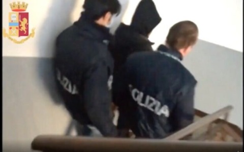Spacciatore in camice: fermato dalla Polizia operatore sanitario con 2 Kg di cocaina