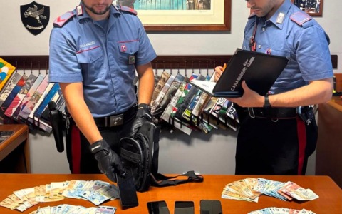 Spaccio di droga: trovati con cocaina e hashish e 7mila euro in contanti