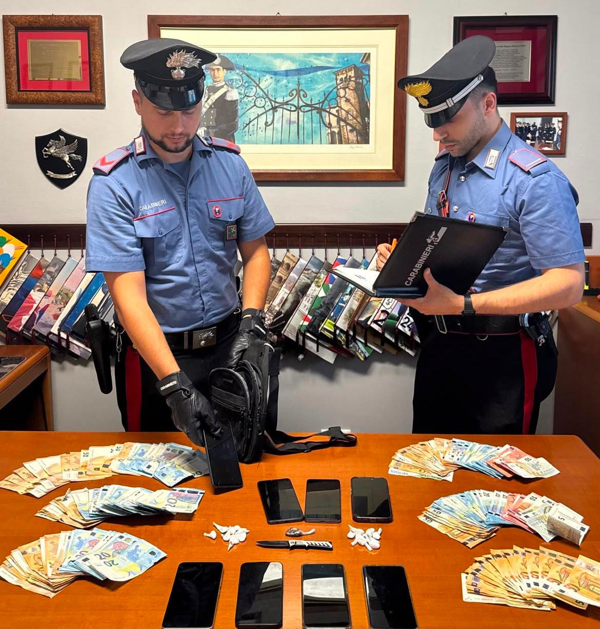 Spaccio di droga: trovati con cocaina e hashish e 7mila euro in contanti