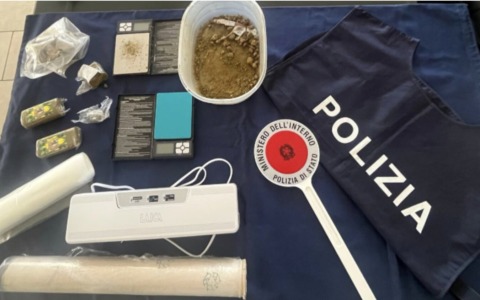 Spaccio, nasconde la droga in una dependance di casa: 50enne in manette