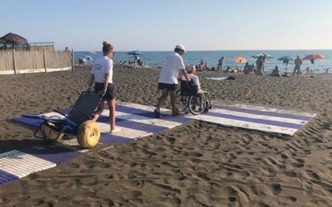Spiaggia per disabili, solito ritardo