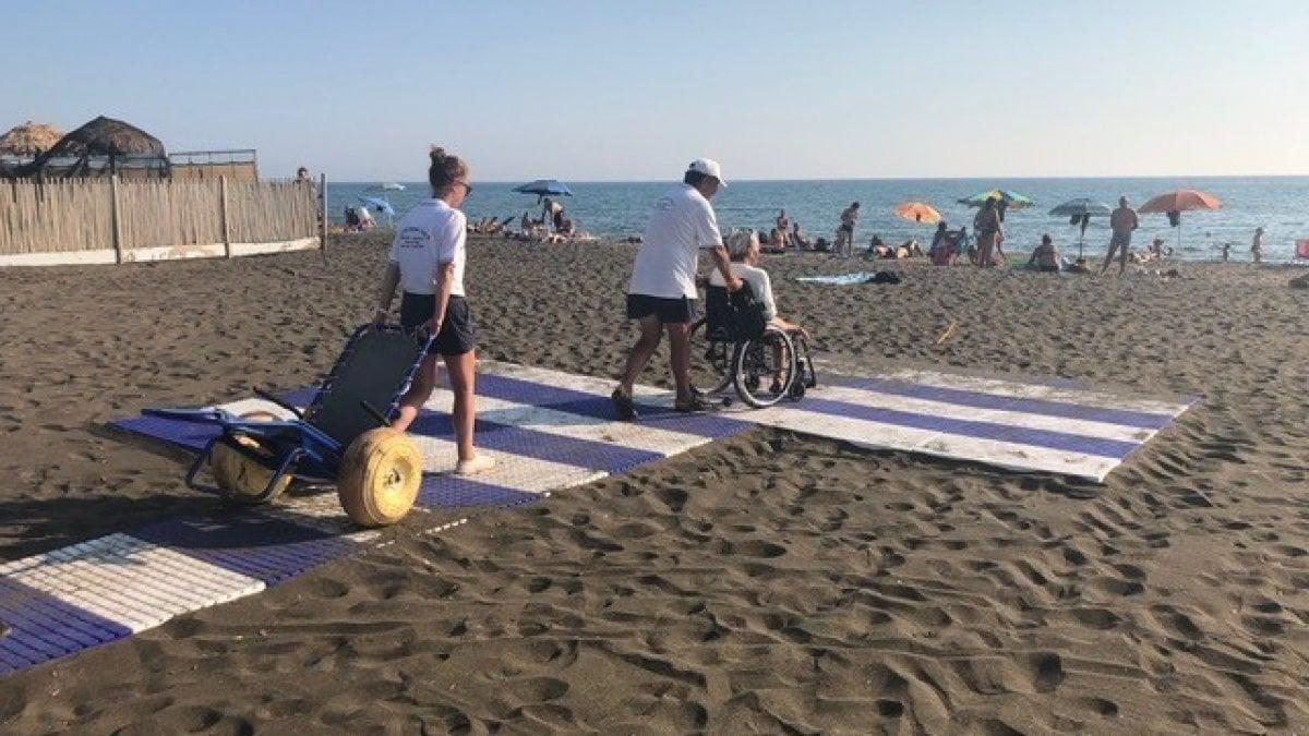 Spiaggia per disabili, solito ritardo