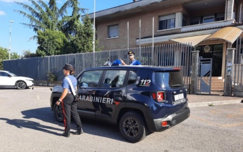 Spinge la sorella, che cade e si rompe tre denti, arrestato