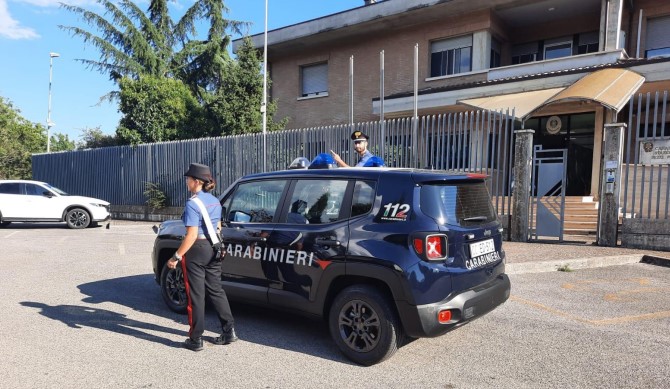 Spinge la sorella, che cade e si rompe tre denti, arrestato