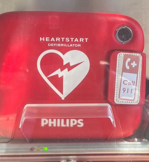 Spunta il defibrillatore “born in the Usa” in via 25 Aprile con  la scritta “911”