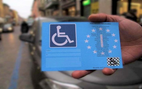 Stop al certificato medico e alla visita in presenza: cambia la legge sul pass disabili
