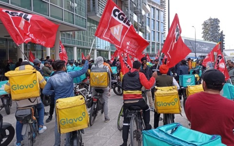 Stop alle consegne dei rider nelle ore più calde, Nidil Cgil: “Ma serve sostegno al reddito”