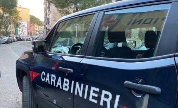 Strappa la catenina d’oro ad un uomo sul lungomare, arrestato