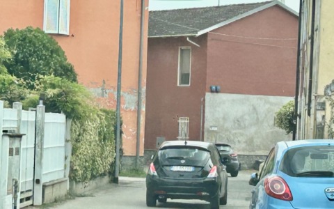 Stretta e percorsa a velocità folle: via Nazario Sauro è una trappola