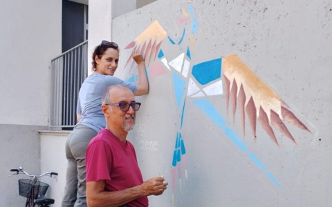 Sulla scuola primaria un murale che crea un ponte tra Nord e Sud