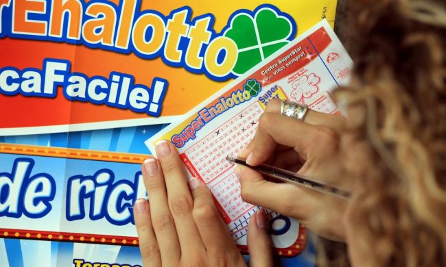Superenalotto, con una semplice schedina vince oltre 200mila euro