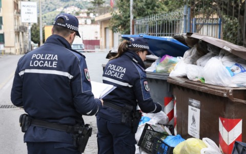 Task force contro i furbetti dei rifiuti: controlli anche in borghese