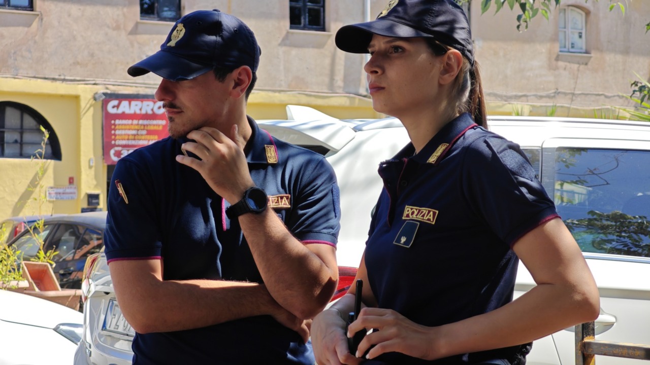 Tenta di estorcere denaro a un commerciante, aggredisce un poliziotto e viola la misura cautelare, arrestato